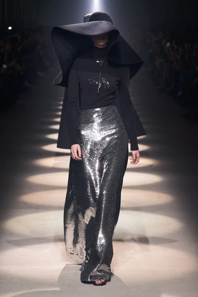 Look 32
